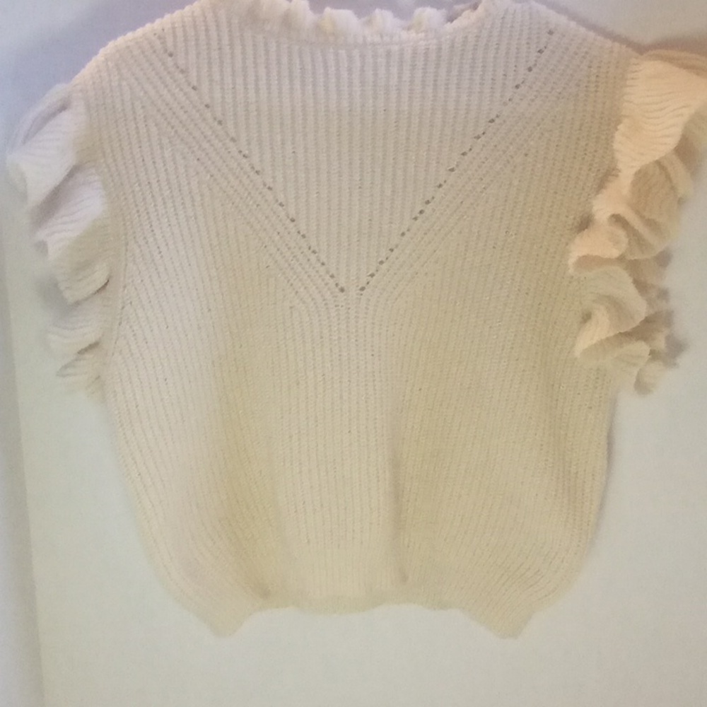 Ruffles sleeves